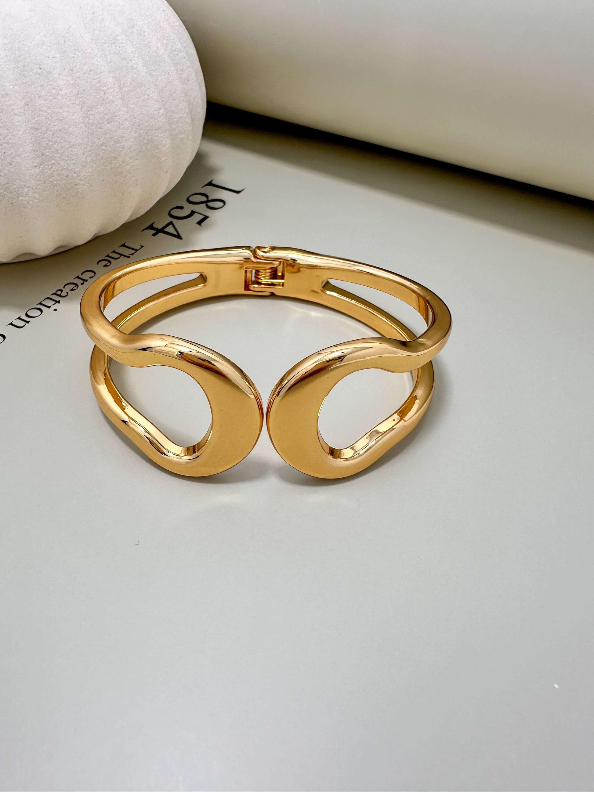Velani Jewelry Dualidade Bracelet, hypoallergenic, gold plated, tarnish resistant, perfect for everyday wear.