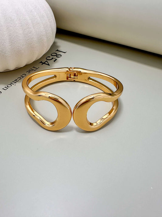 Velani Jewelry Dualidade Bracelet, hypoallergenic, gold plated, tarnish resistant, perfect for everyday wear.